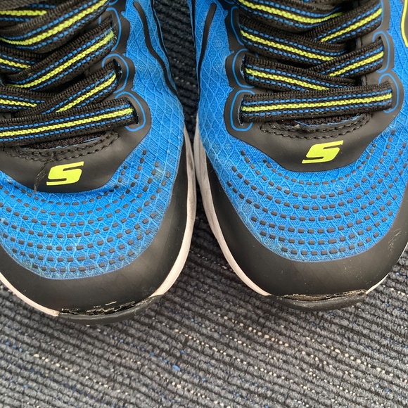 Sketchers size 11 Wide - Picture 2 of 6